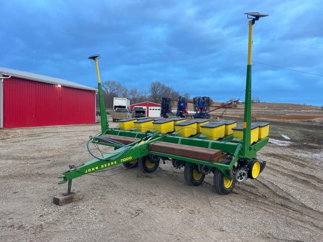 Image of John Deere 7000 equipment image 1