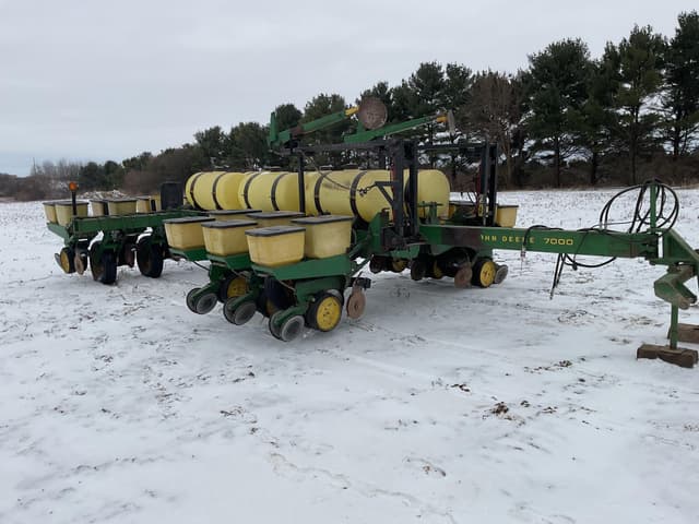 Image of John Deere 7000 equipment image 1
