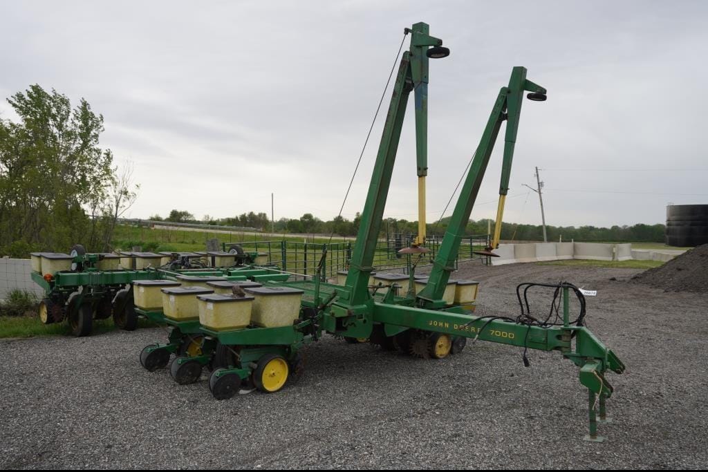 John Deere 7000 Equipment Image0
