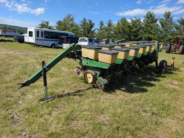 Image of John Deere 7000 equipment image 1