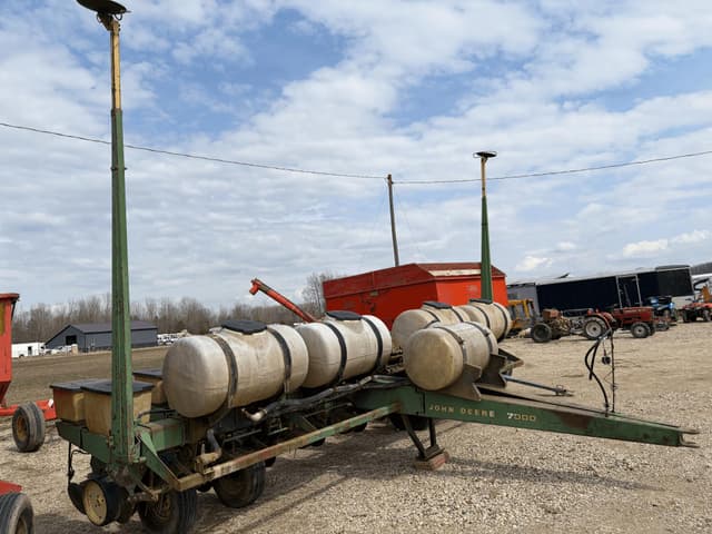 Image of John Deere 7000 equipment image 1
