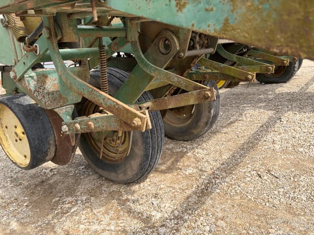 Image of John Deere 7000 equipment image 3