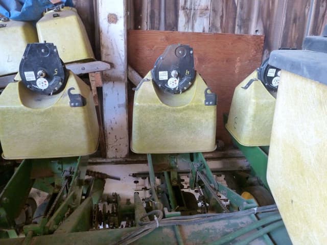 Image of John Deere 7000 equipment image 1