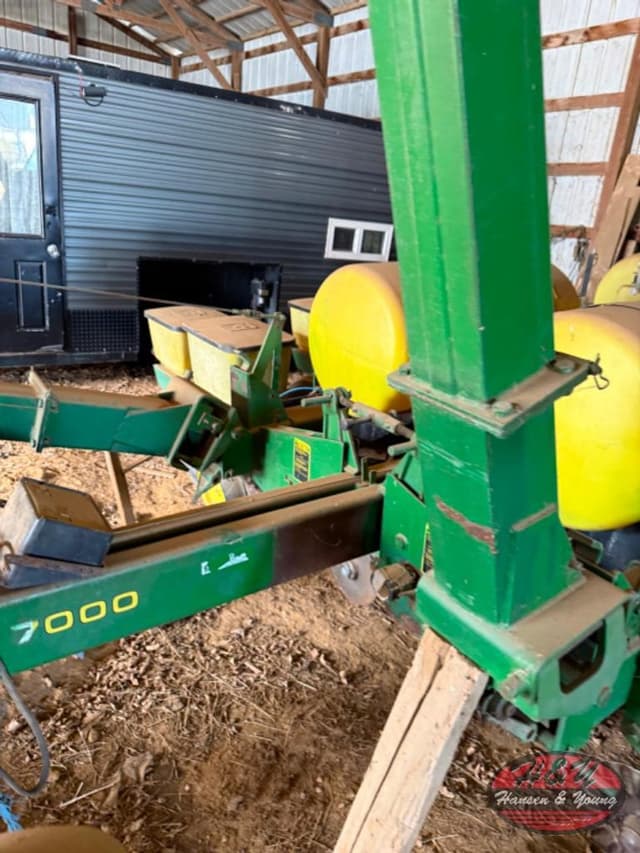 Image of John Deere 7000 equipment image 2