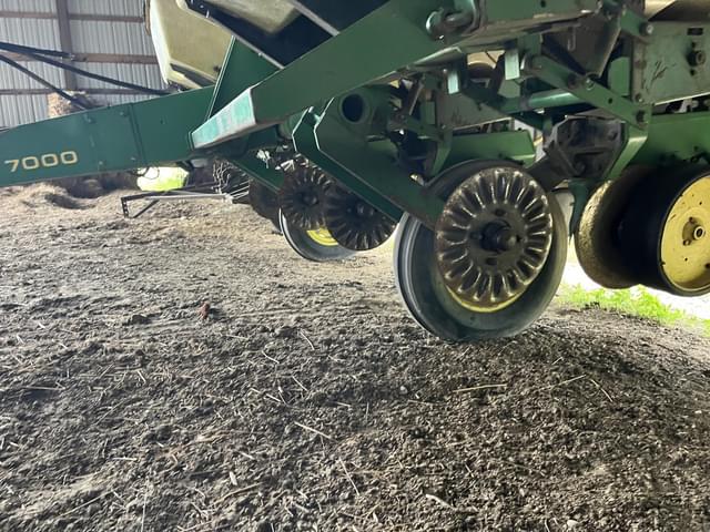 Image of John Deere 7000 equipment image 2