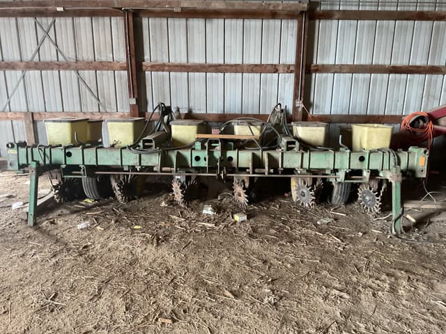 Image of John Deere 7000 equipment image 1