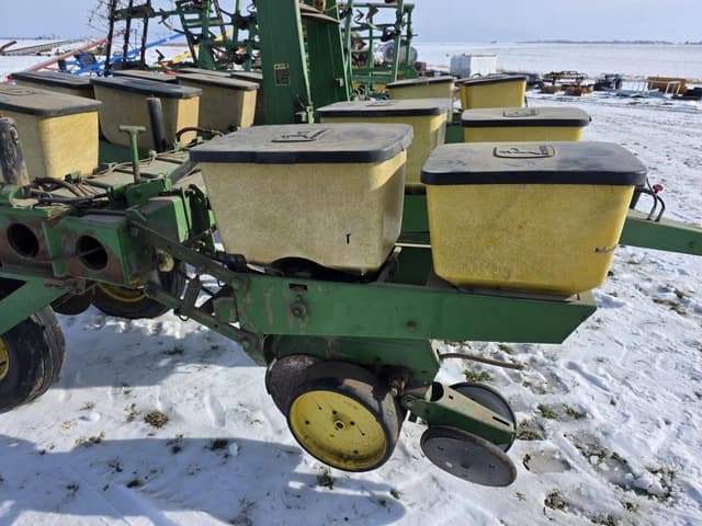 Image of John Deere 7000 equipment image 1