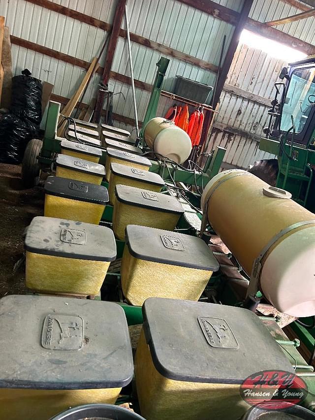 Image of John Deere 7000 equipment image 1