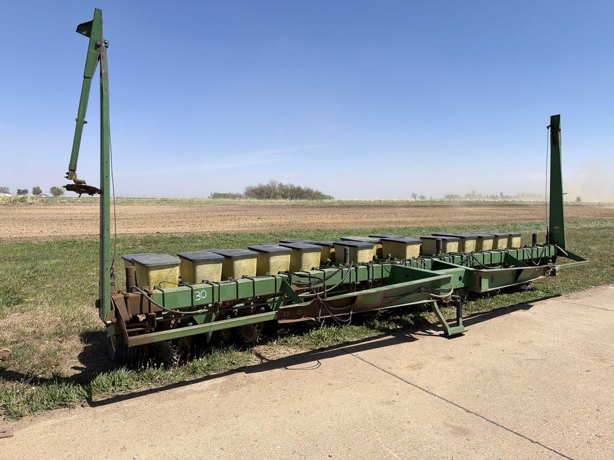 John Deere P7000 Equipment Image0