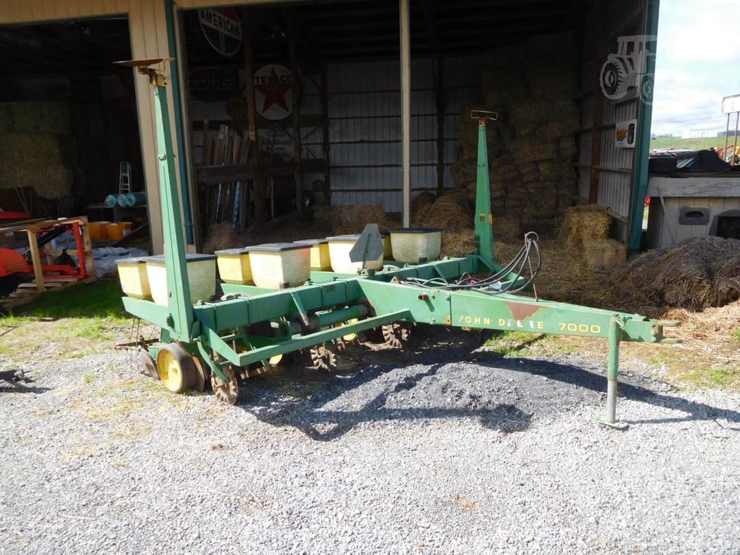 Image of John Deere 7000 Image 0