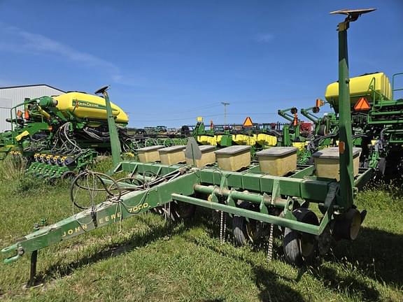 Image of John Deere 7000 equipment image 4