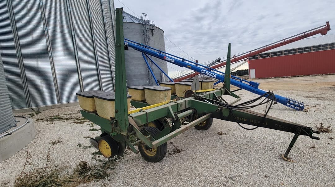 Image of John Deere 7000 Image 0