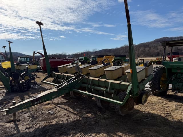 Image of John Deere 7000 equipment image 1