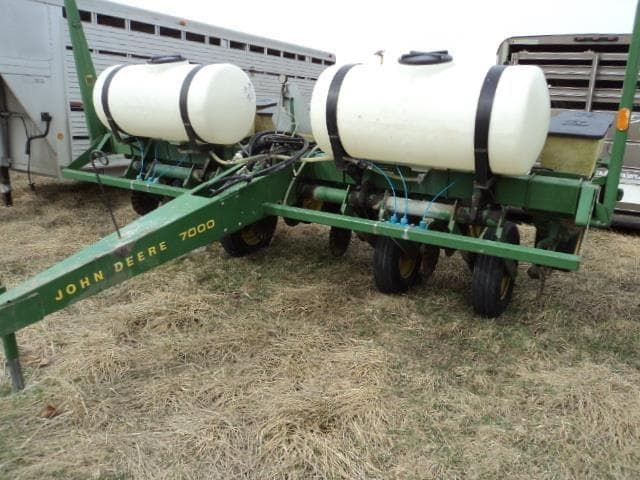 Image of John Deere 7000 Image 0