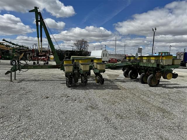 Image of John Deere 7000 equipment image 1