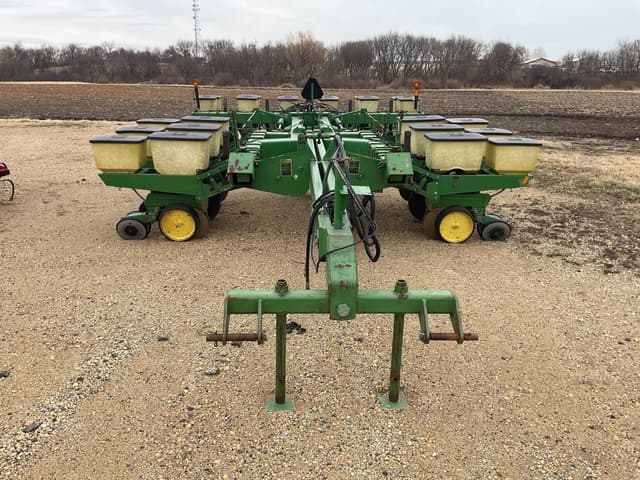 Image of John Deere 7000 equipment image 1