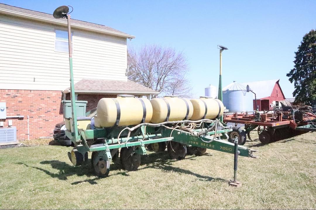 Image of John Deere 7000 Primary image