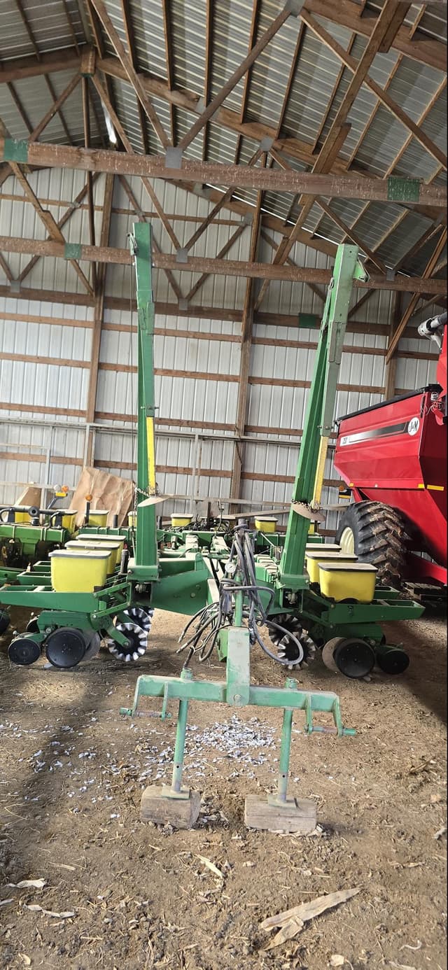 Image of John Deere 7000 equipment image 1