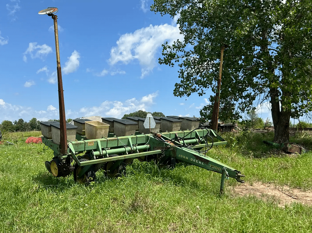 Image of John Deere 7000 Primary Image