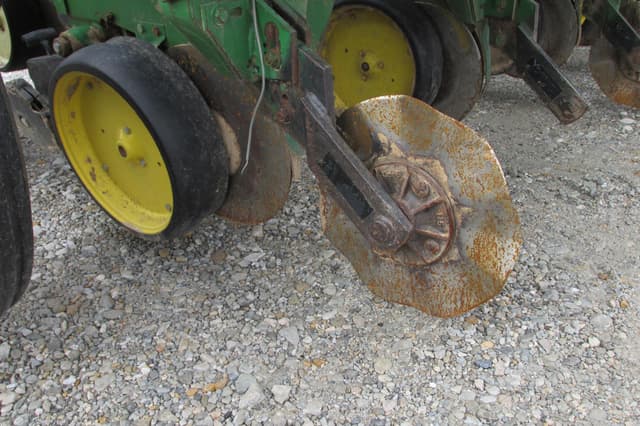 Image of John Deere 7000 equipment image 1