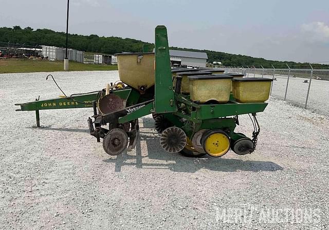 Image of John Deere 7000 equipment image 1