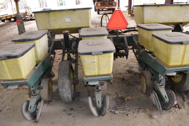 Image of John Deere 7000 equipment image 2