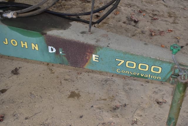 Image of John Deere 7000 equipment image 1