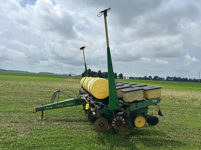 Image of John Deere 7000 equipment image 1