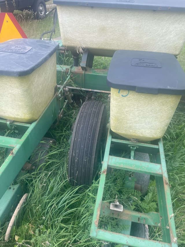 Image of John Deere 7000 equipment image 3