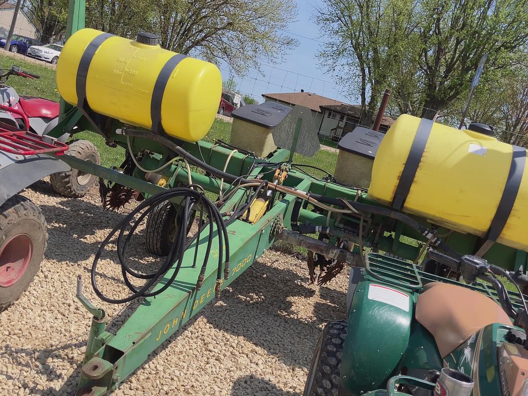 Image of John Deere 7000 Image 0