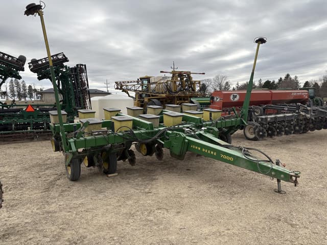 Image of John Deere 7000 equipment image 1