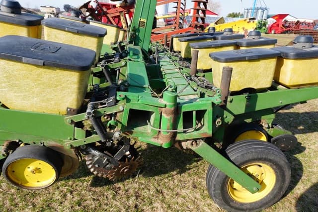 Image of John Deere 7000 equipment image 1