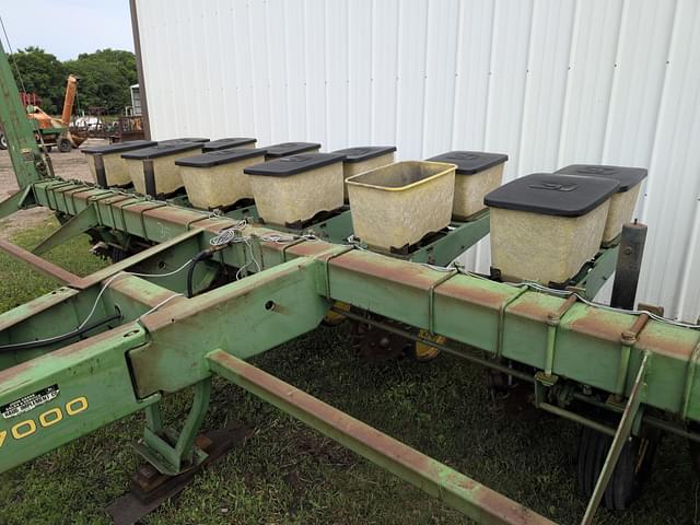 Image of John Deere 7000 equipment image 2