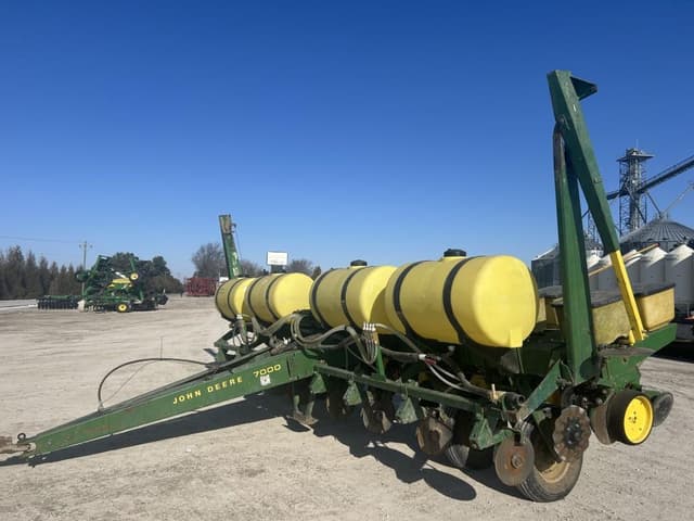 Image of John Deere 7000 equipment image 1