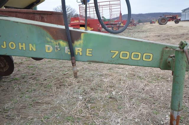 Image of John Deere 7000 equipment image 2