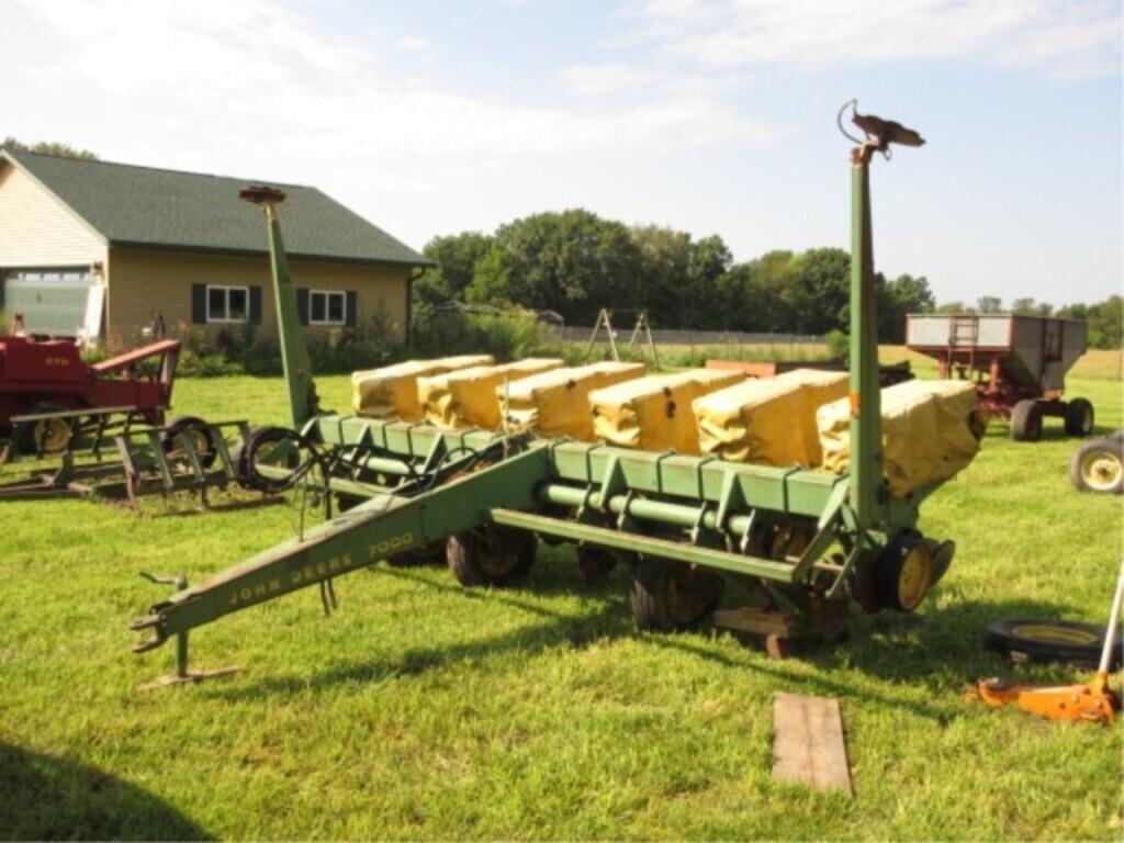 Image of John Deere 7000 Image 0