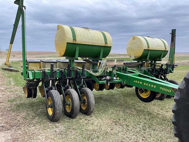 Image of John Deere 7000 equipment image 1
