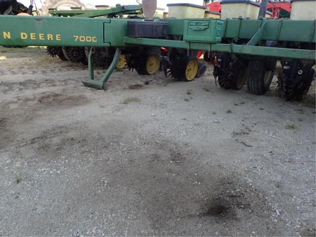 Image of John Deere 7000 equipment image 4