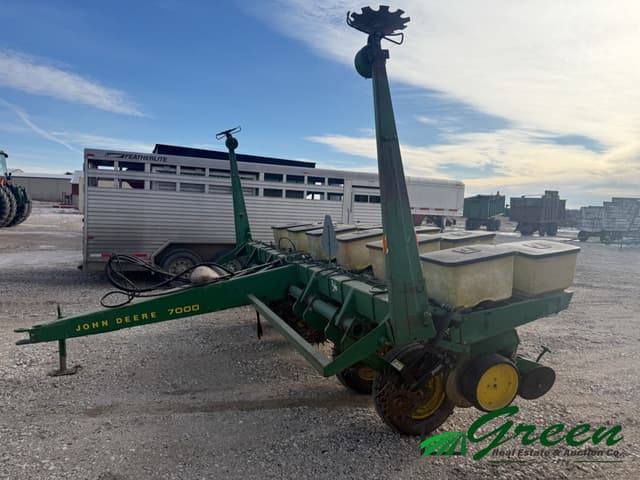 Image of John Deere 7000 equipment image 1