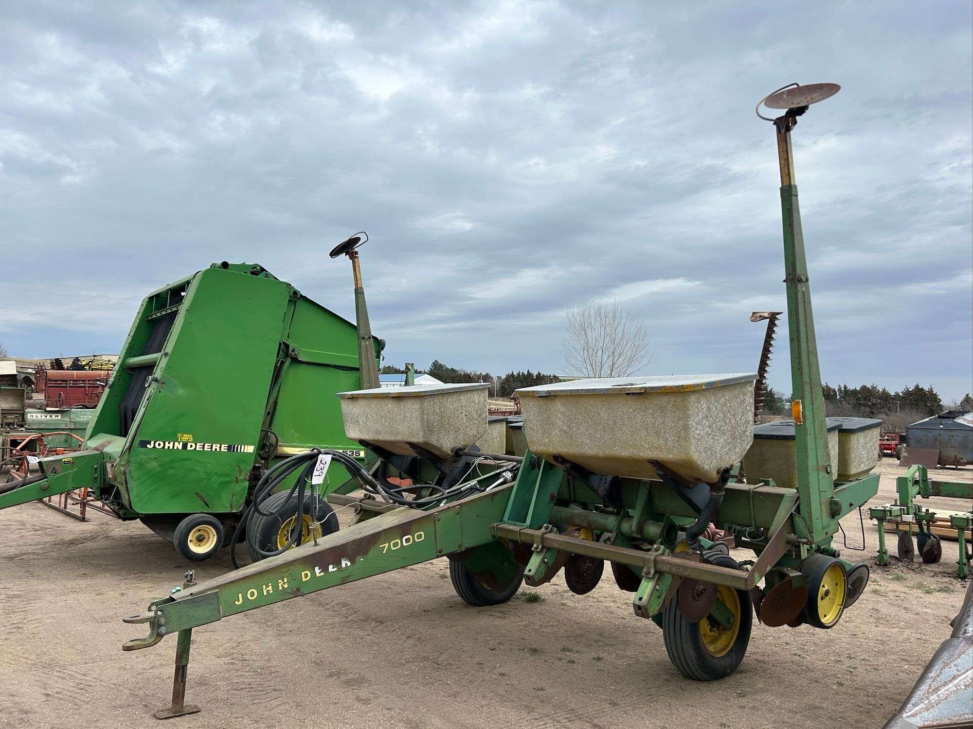 John Deere 7000 Equipment Image0