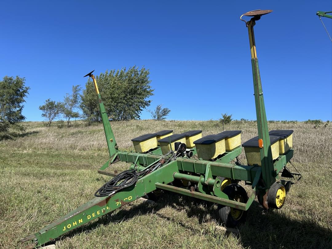 Image of John Deere 7000 Primary image