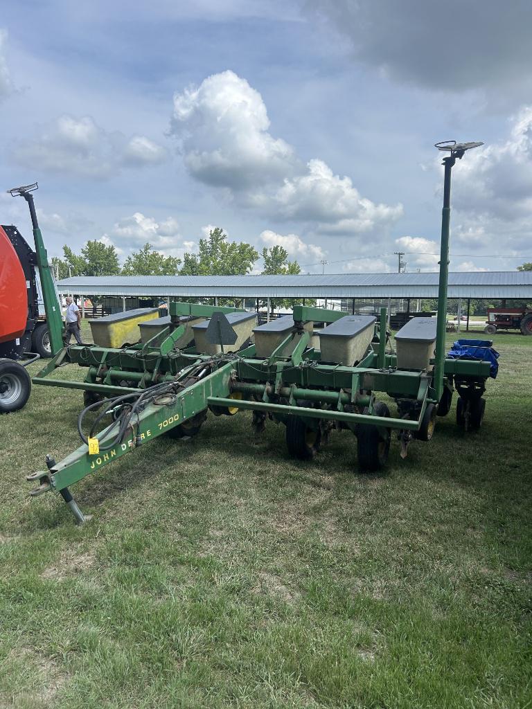 Image of John Deere 7000 Image 0