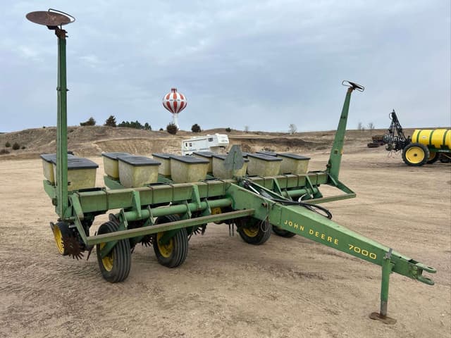 Image of John Deere 7000 equipment image 1