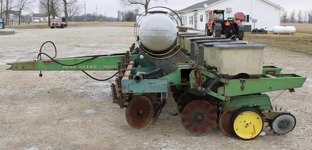 Image of John Deere 7000 equipment image 1