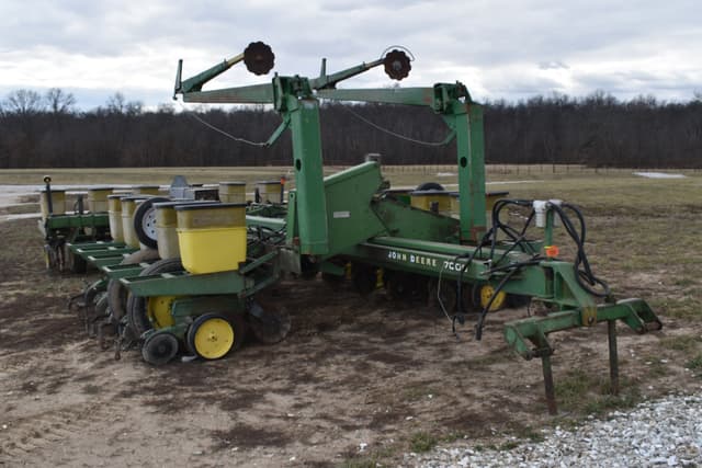 Image of John Deere 7000 equipment image 1