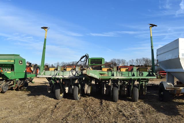 Image of John Deere 7000 equipment image 1