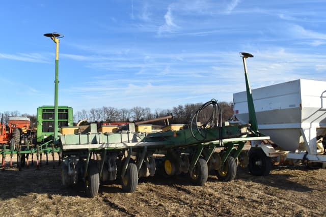 Image of John Deere 7000 equipment image 2