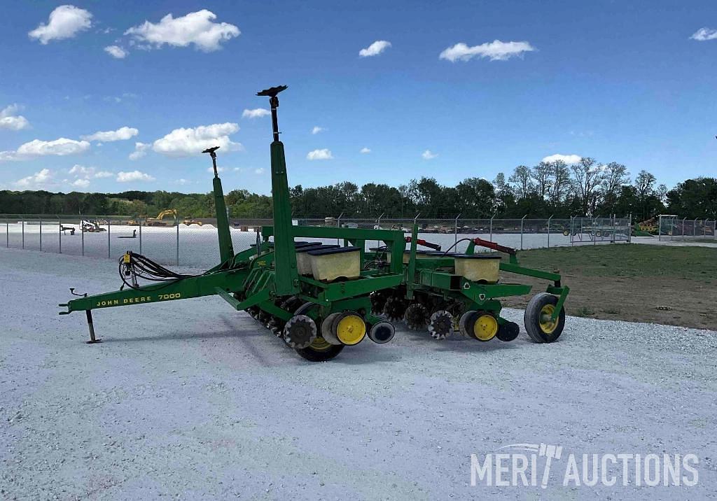 Image of John Deere 7000 Primary image