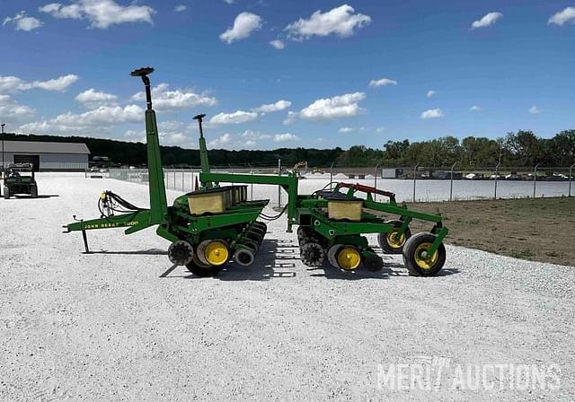 Image of John Deere 7000 equipment image 1