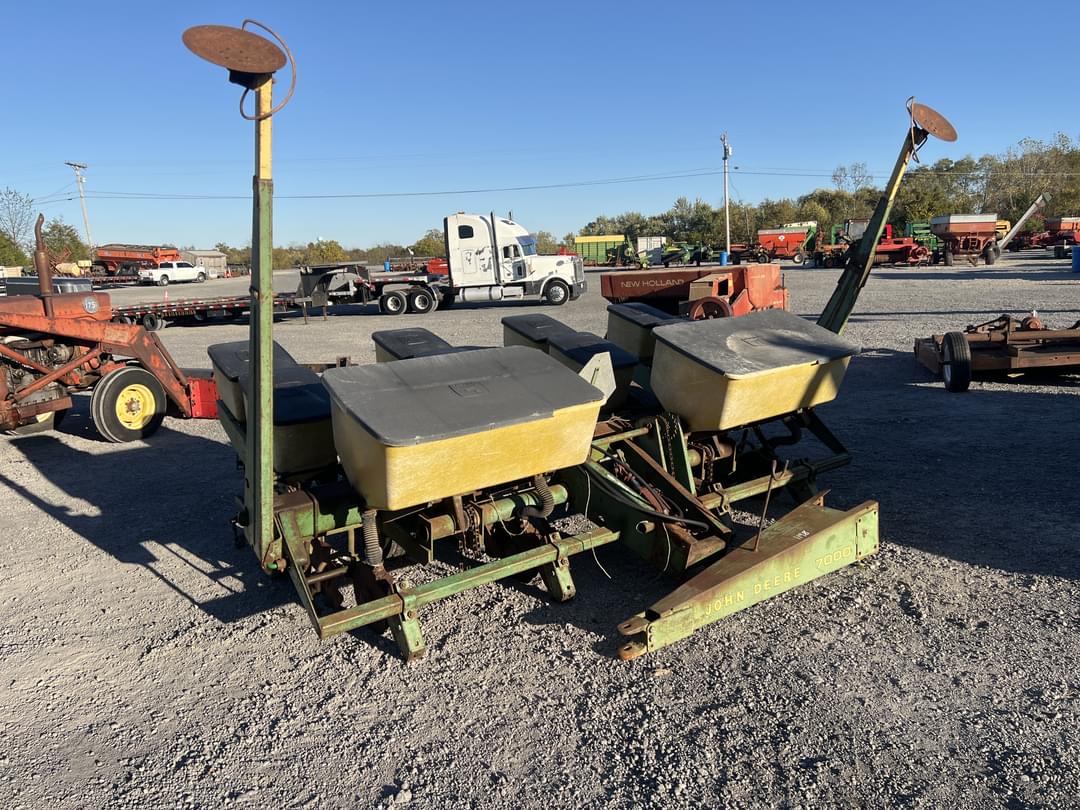 Image of John Deere 7000 Primary image